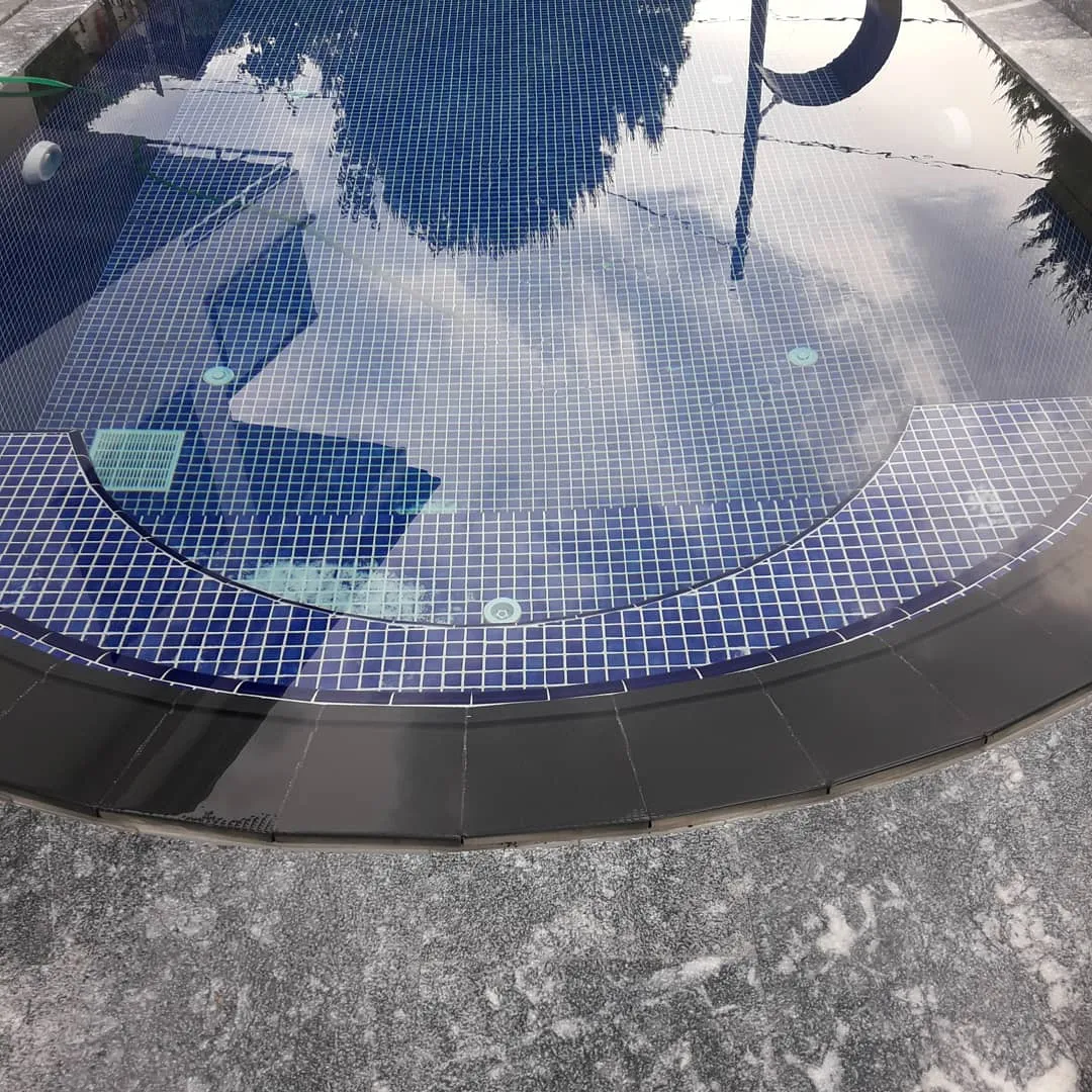 Safir Havuzları'nın özel tasarımlarıyla hayalinizdeki havuza sahip olun. Berrak suyu ve estetik tasarımıyla göz kamaştırıcı bir yüzme havuzu.